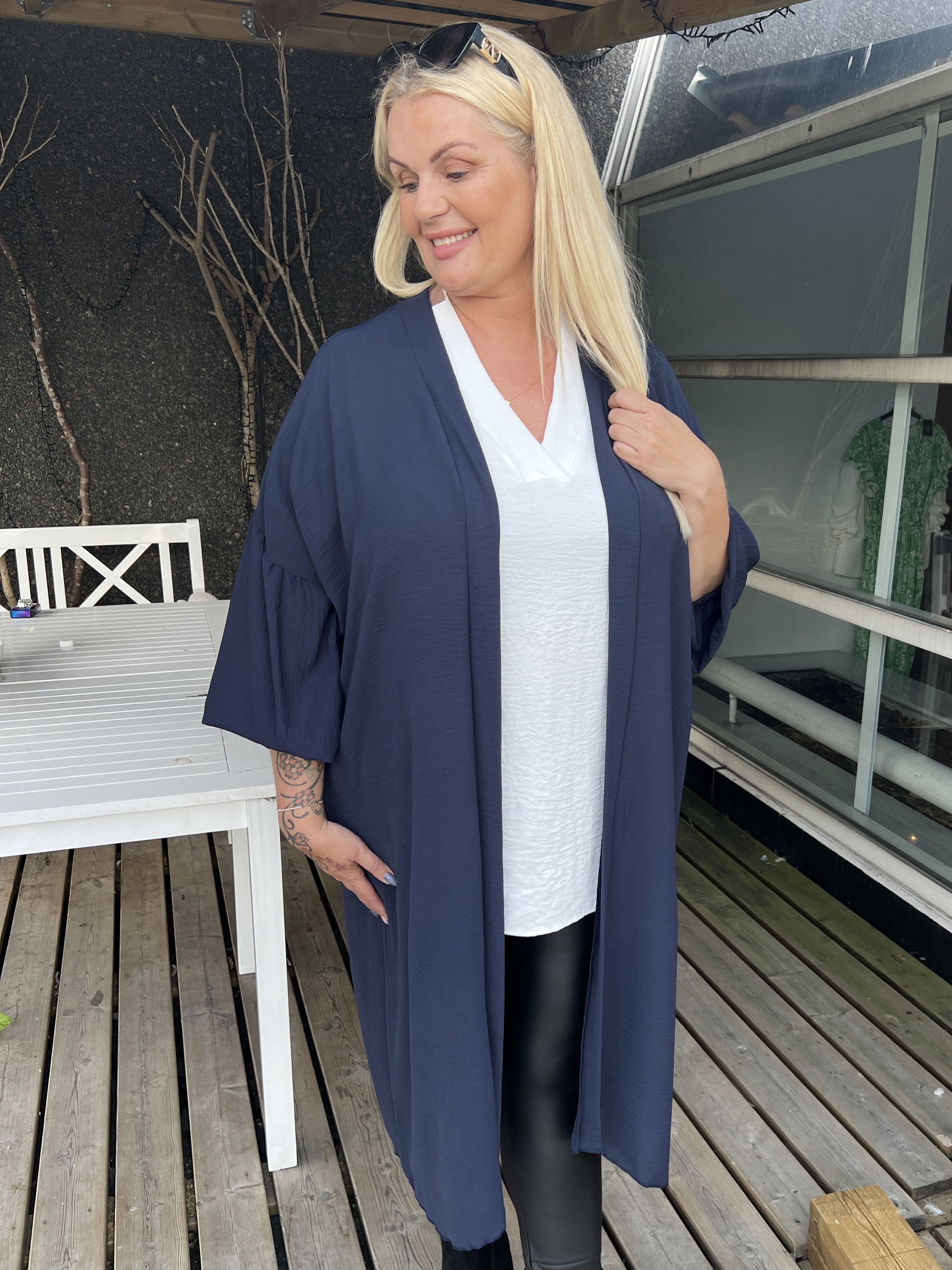 Ellen - Söt plus size kofta med ballongärmar